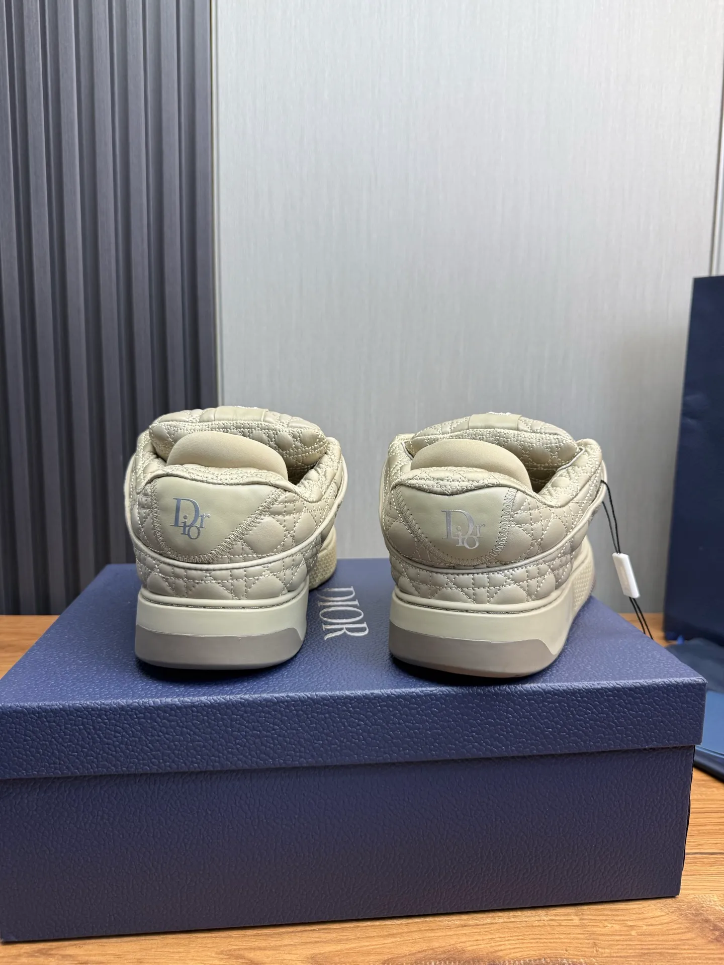 Men's shoes 💰800💰 Dior sneakers enrich the classic series with fashionable retro style. Carefully crafted, they can be paired with casual looks all year round. Dad Shoes style shoes that follow the trend of the retro market ▪️ Fabric: Original custom embroidered cowhide ▪️ Lining: Imported breathable mesh ▪️ Sole: Original molded non-slip outsole ▪️ Size: 38-45 (45 is custom-made and cannot be returned)